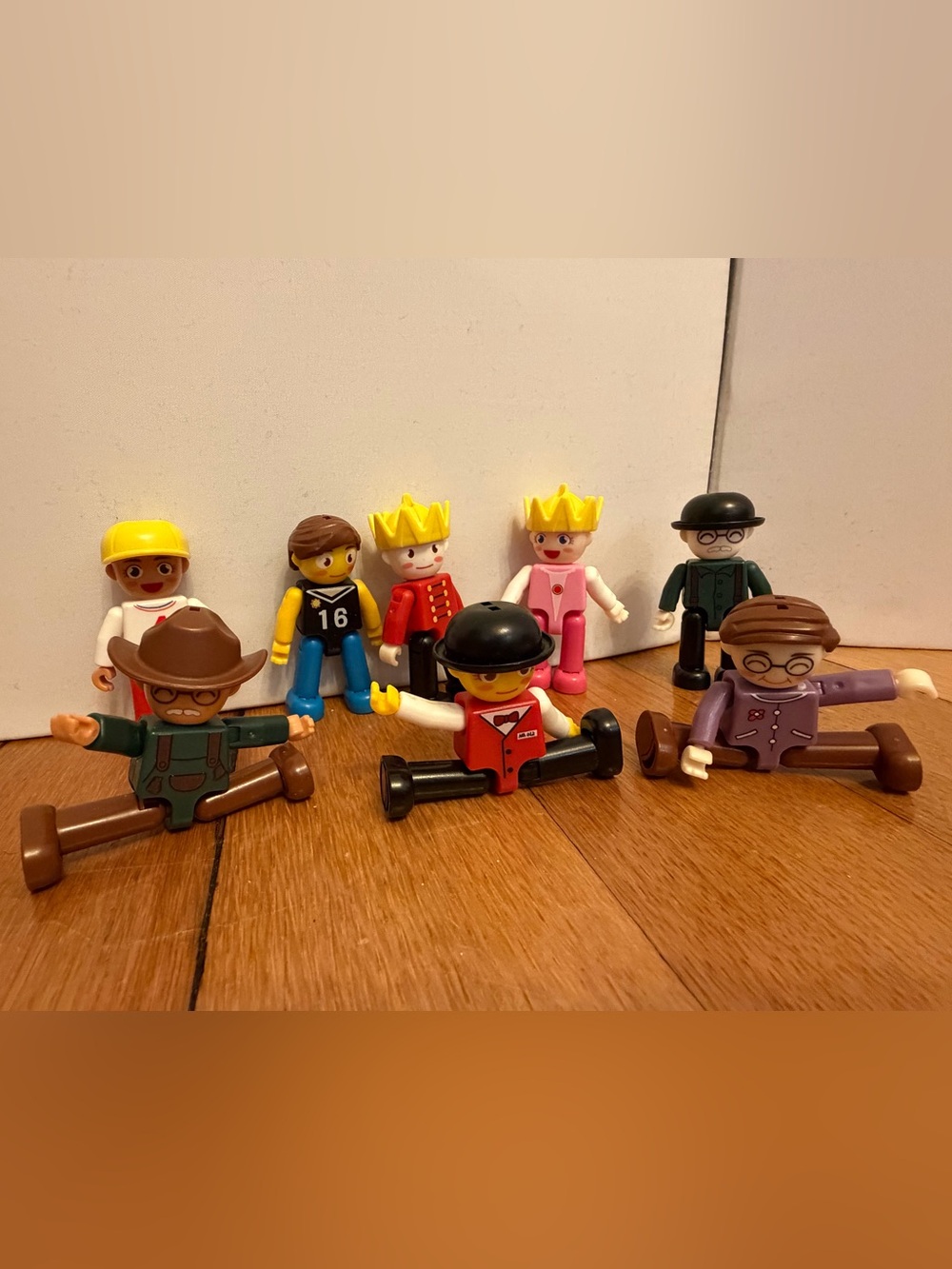 Picasso Tiles magnetic Figurine lot of 8 people! Bonus: w/assorted magnet tiles